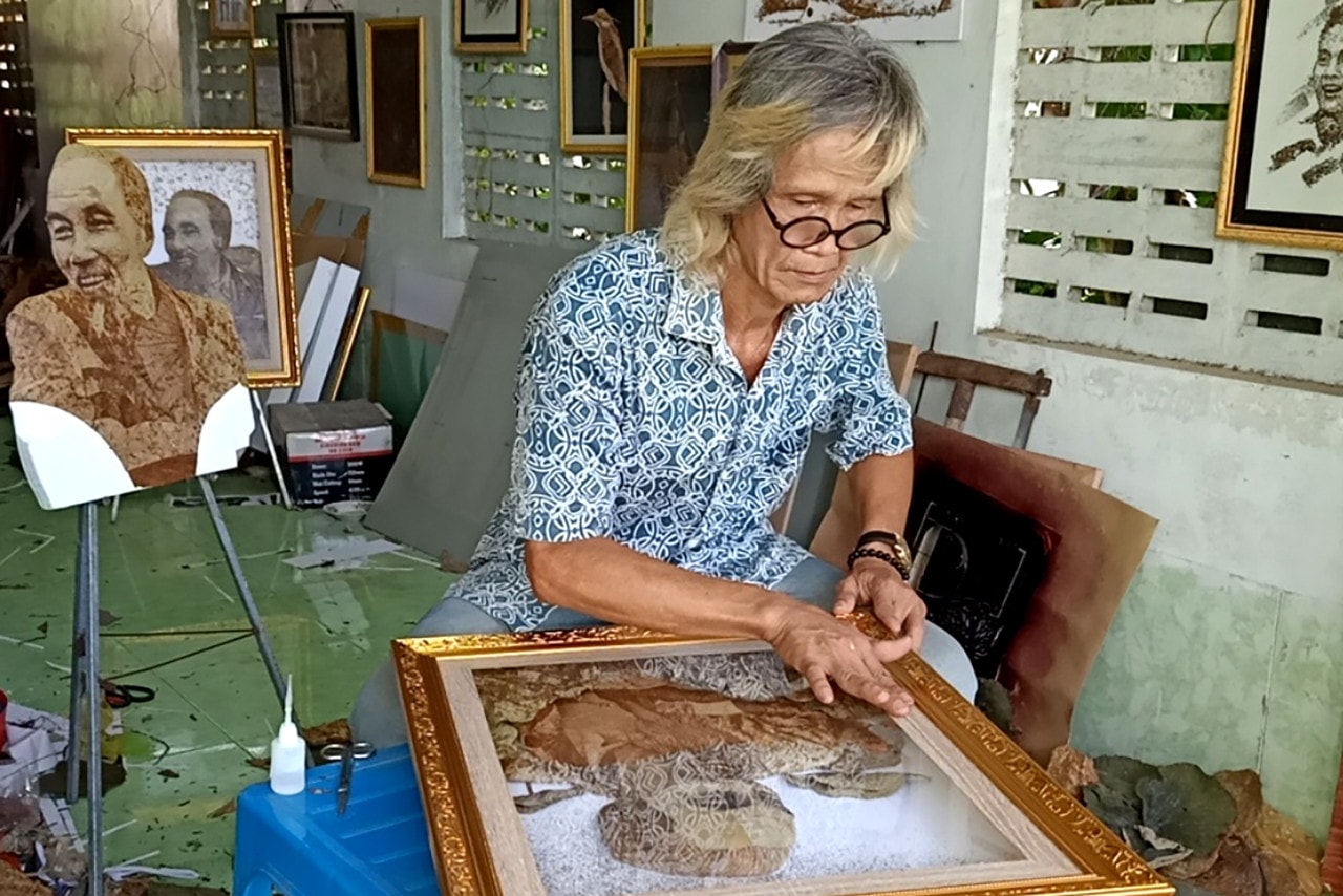 Gặp nghệ nhân tài hoa họa chân dung Bác Hồ từ lá sen tại Đồng Tháp -0