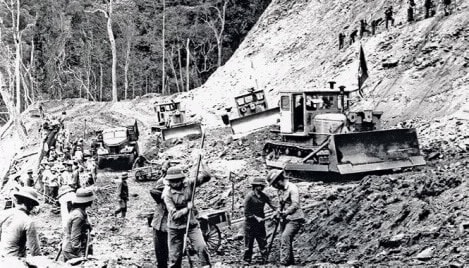 Công binh Trường Sơn mở đường chuẩn bị cho Tổng tiến công và nổi dậy mùa Xuân 1975. Ảnh: TL