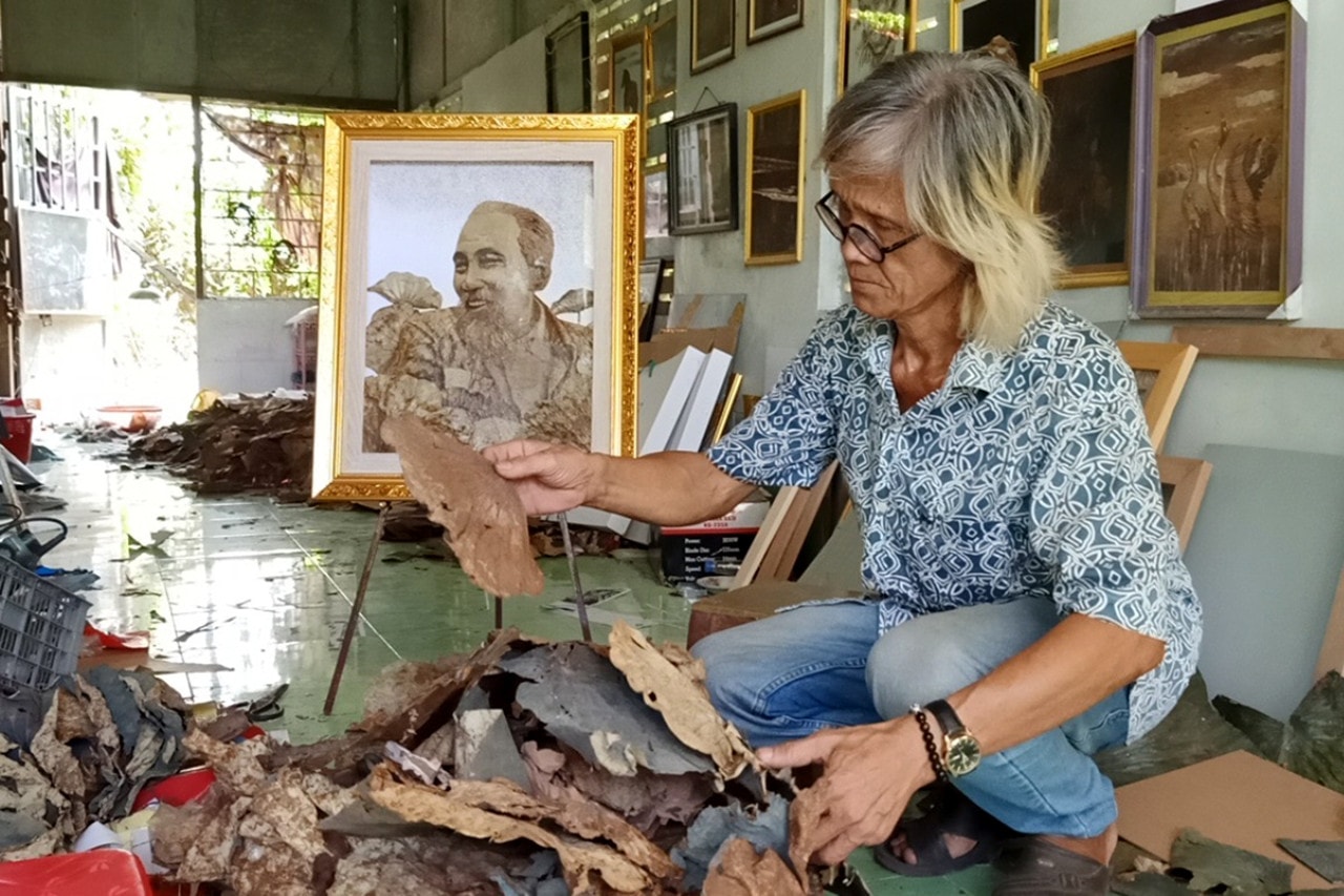 Gặp nghệ nhân tài hoa họa chân dung Bác Hồ từ lá sen tại Đồng Tháp -0