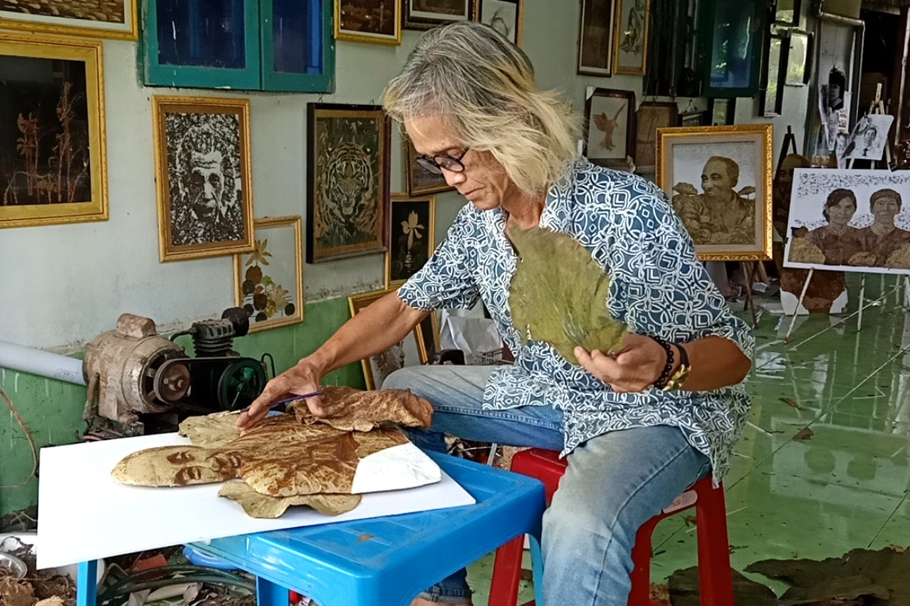 Gặp nghệ nhân tài hoa họa chân dung Bác Hồ từ lá sen tại Đồng Tháp -0