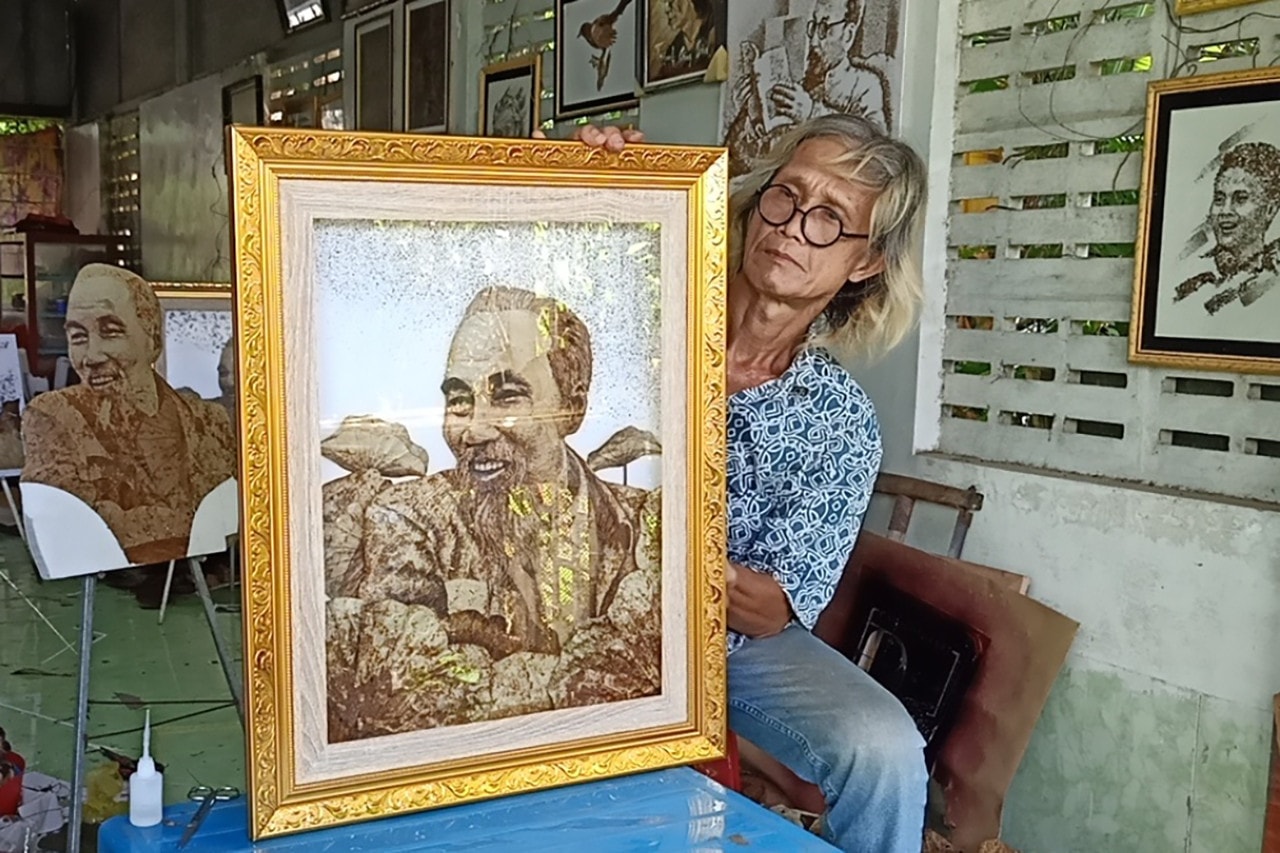 Gặp nghệ nhân tài hoa họa chân dung Bác Hồ từ lá sen tại Đồng Tháp -0