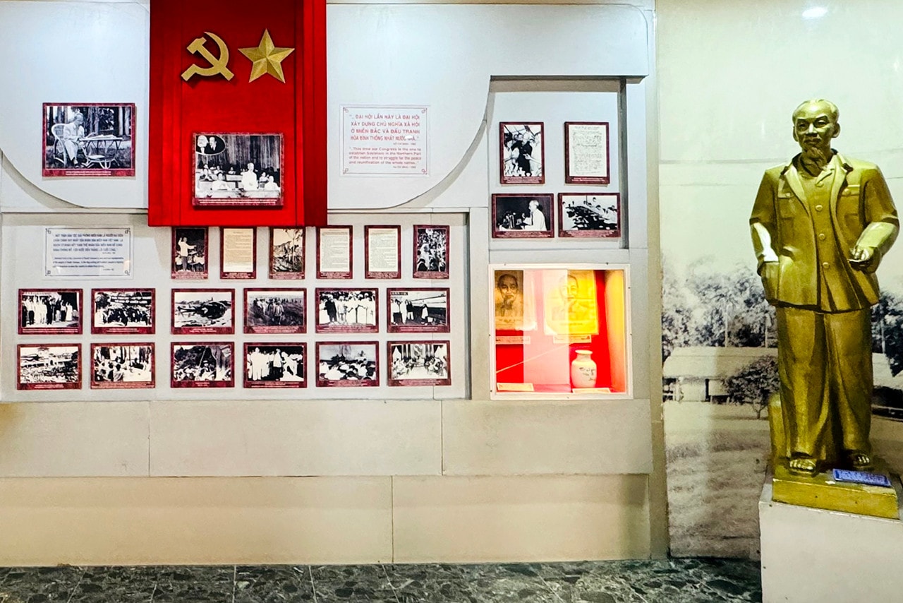 Hình ảnh Bác Hồ tại nơi Người ra đi tìm đường cứu nước -0