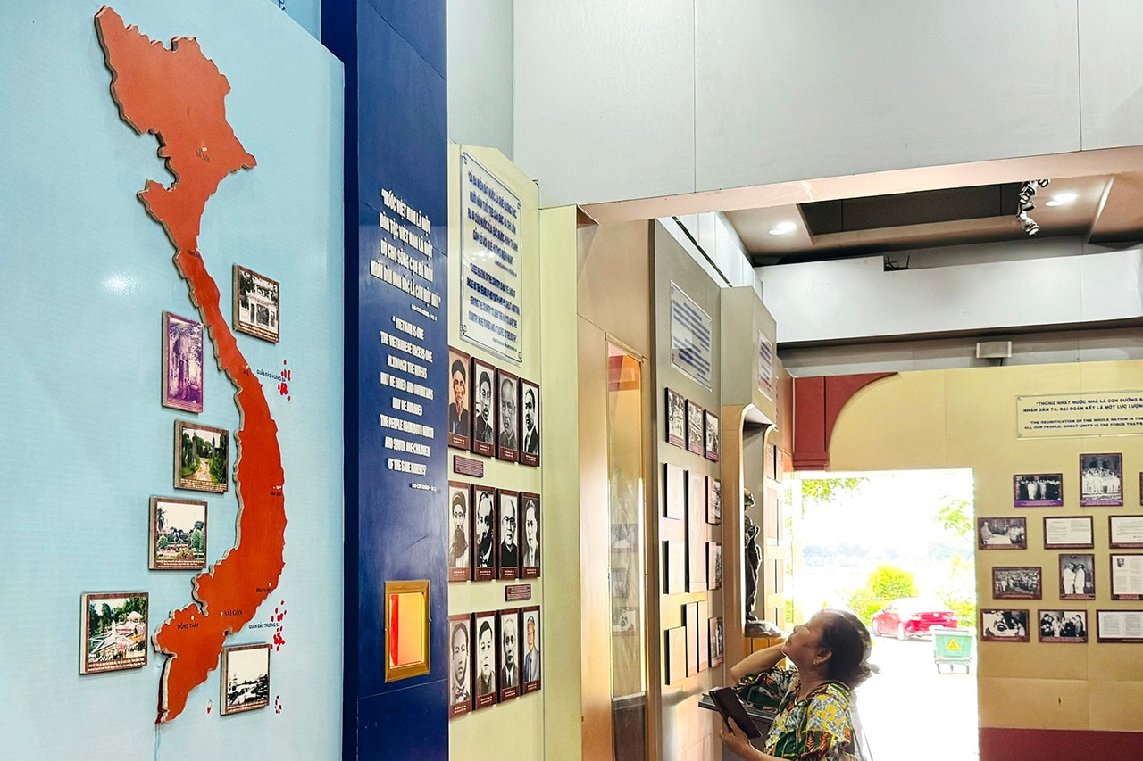 Hình ảnh Bác Hồ tại nơi Người ra đi tìm đường cứu nước -0