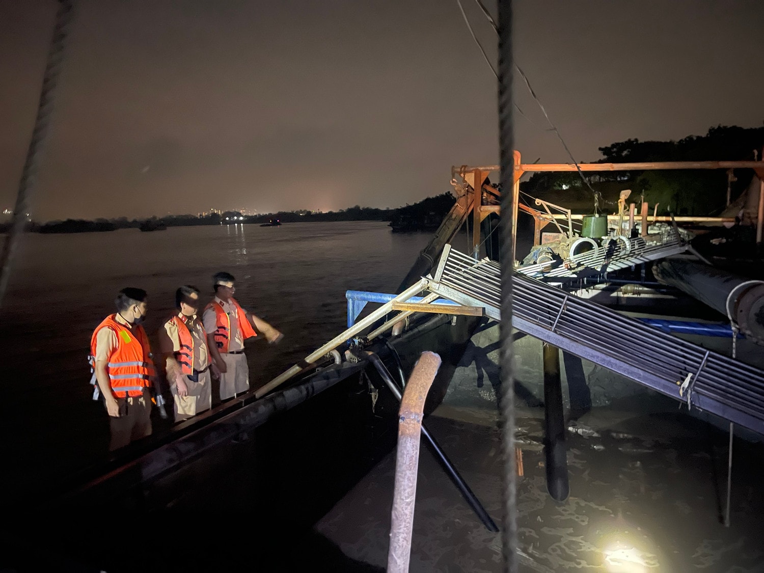 Bắt quả tang 4 tàu hút cát trái phép trên sông Hồng -0