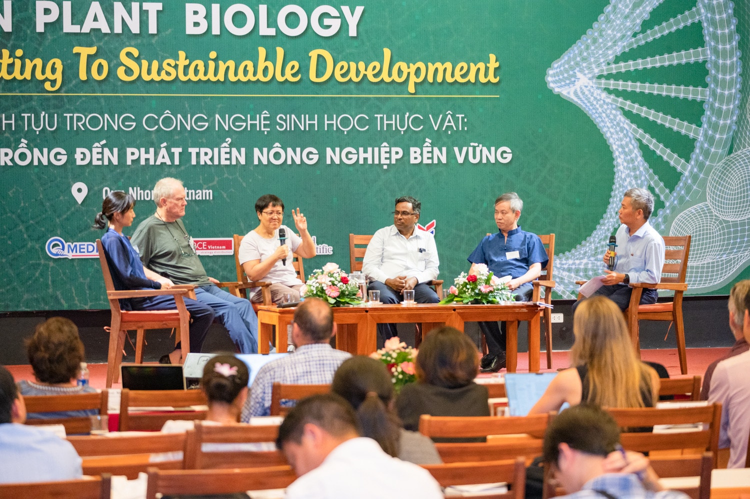 Các nhà khoa học thảo luận tại hội nghị “Thành tựu trong công nghệ sinh học thực vật – Từ chỉnh sửa gen cây trồng đến phát triển nông nghiệp bền vững”. Ảnh: Lê Phạm