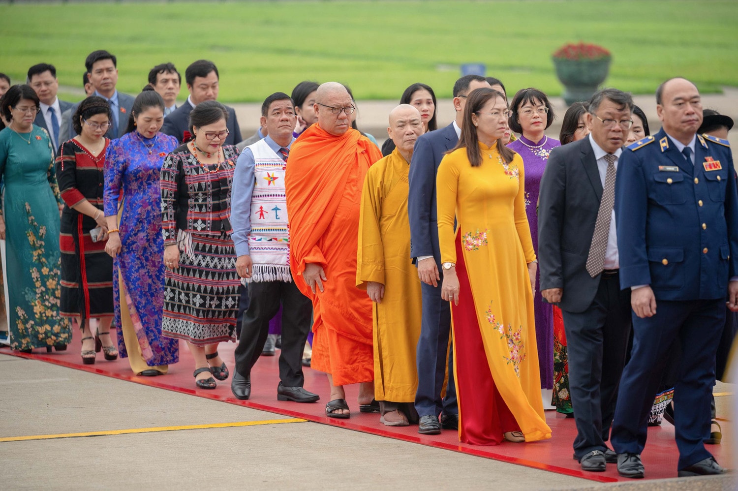 Đại biểu Quốc hội dự Kỳ họp thứ Bảy vào Lăng viếng Chủ tịch Hồ Chí Minh -5