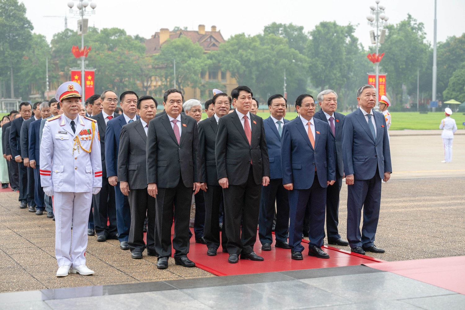 Đại biểu Quốc hội dự Kỳ họp thứ Bảy vào Lăng viếng Chủ tịch Hồ Chí Minh -3