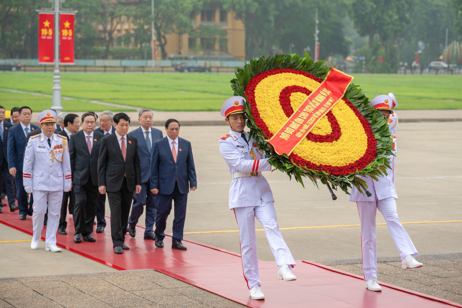 Đại biểu Quốc hội dự Kỳ họp thứ Bảy vào Lăng viếng Chủ tịch Hồ Chí Minh -1