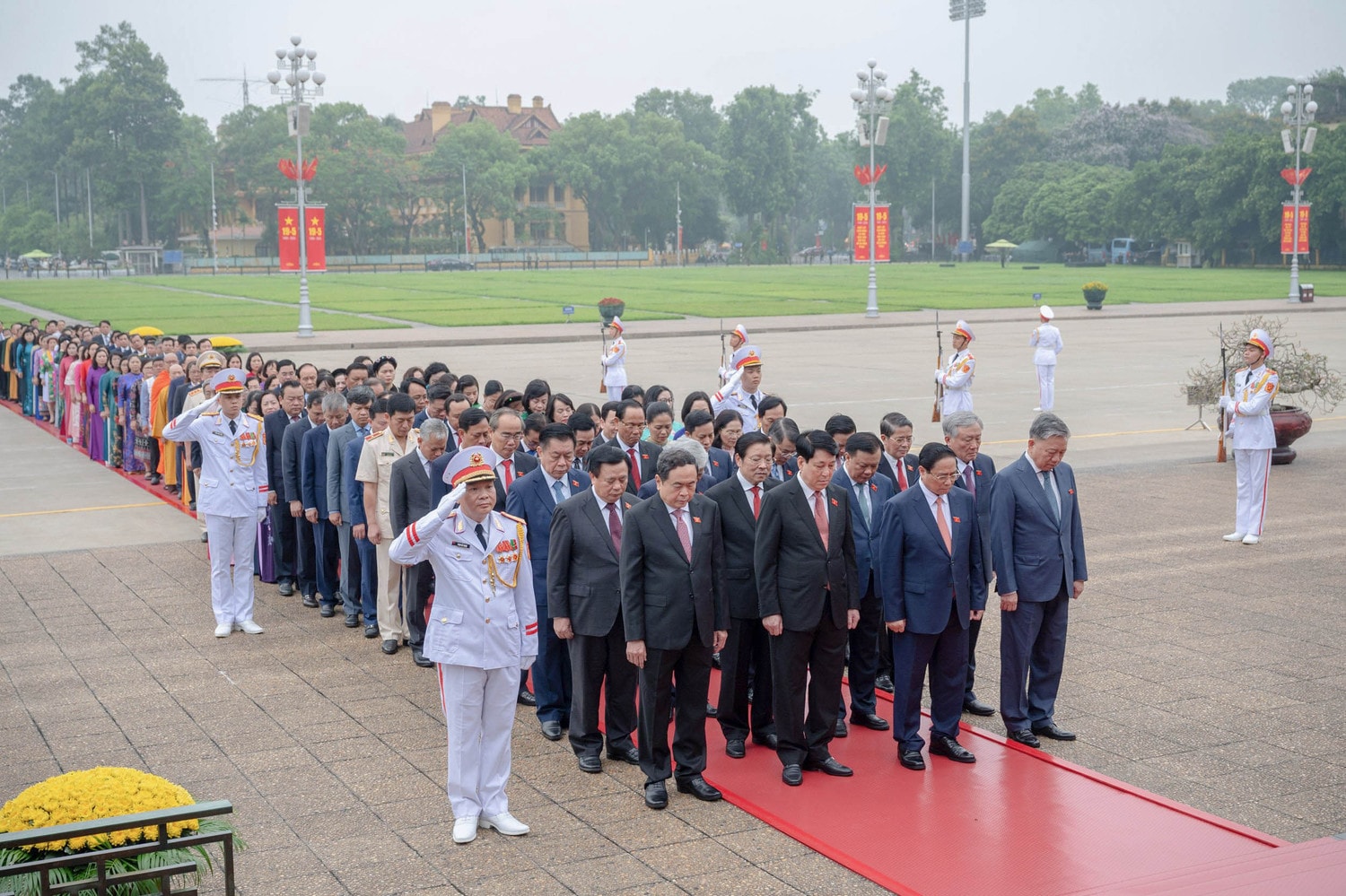 Đại biểu Quốc hội dự Kỳ họp thứ Bảy vào Lăng viếng Chủ tịch Hồ Chí Minh -2
