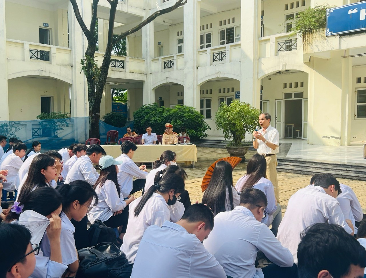 Giám đốc Trung tâm Giáo dục thường xuyên huyện Thanh Trì, ông Trần Minh Đạo khẳng định sẽ tăng cường hơn nữa những biện pháp tuyên truyền, giáo dục để bảo đảm việc tuân thủ Luật Giao thông đường bộ của cán bộ giáo viên, học sinh toàn trường.