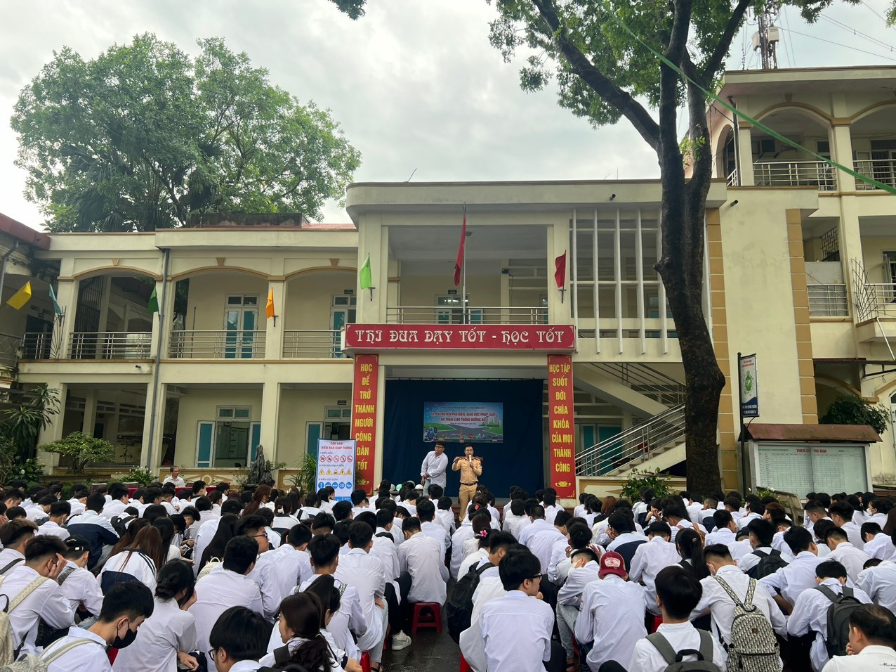 Học sinh Trung tâm Giáo dục thường xuyên huyện Thanh Trì - cơ sở 2 hào hứng tham gia các hoạt động trong buổi tuyên truyền.