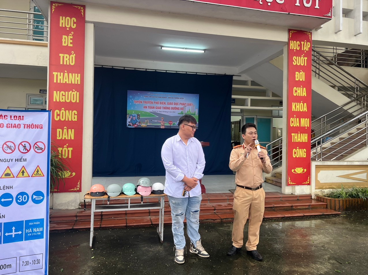 Với vai trò Báo cáo viên, Thiếu tá Phạm Minh Quân trực tiếp giải đáp các câu hỏi của các em học sinh tại buổi tuyên truyền.