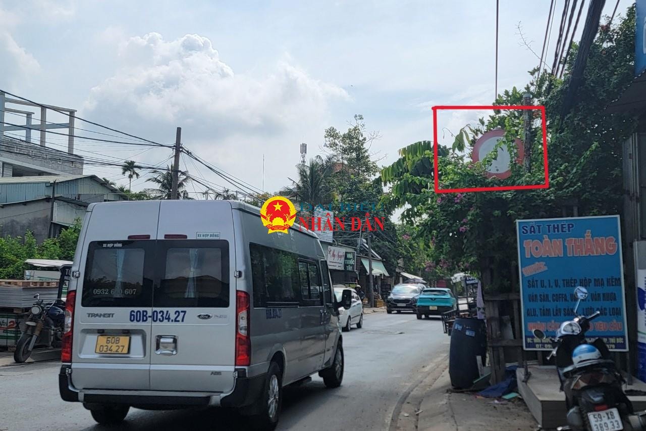 TP. Hồ Chí Minh: Biển báo giao thông tại nhiều tuyến đường bị tẩy xóa, mất tác dụng -1