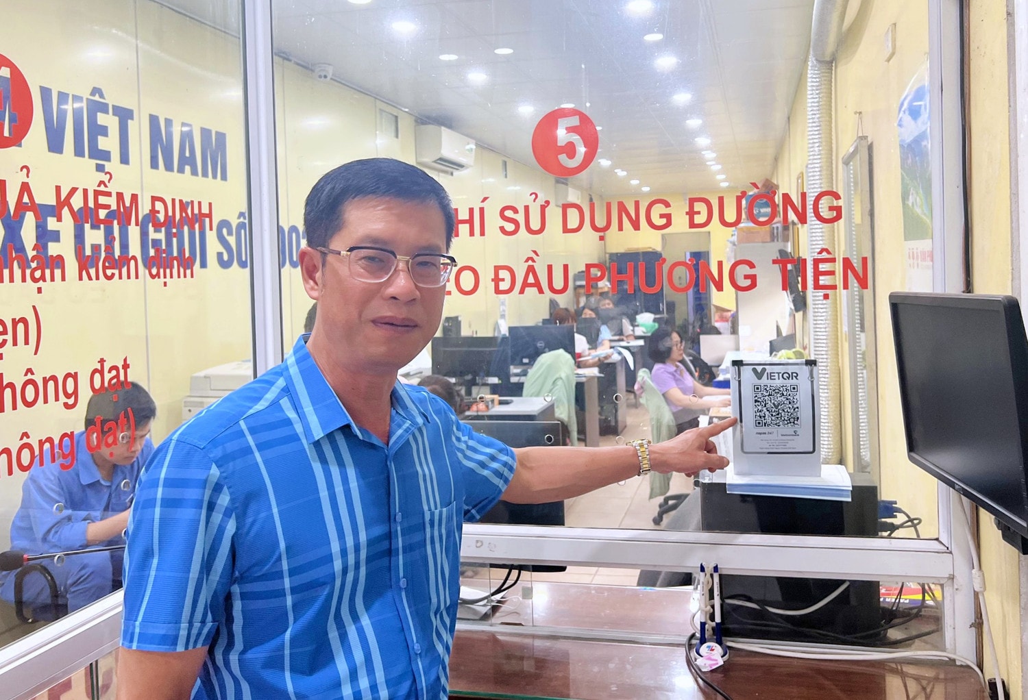 Nhiều trung tâm đăng kiểm ở Hà Nội triển khai thu phí không dùng tiền mặt -0