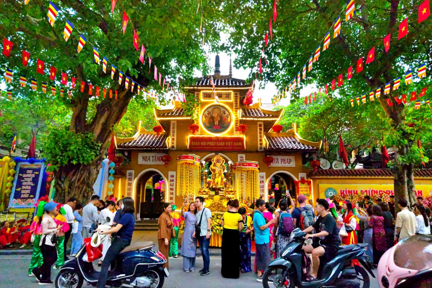 Không khí tưng bừng lễ Phật đản 2024 tại chùa Quán Sứ -0