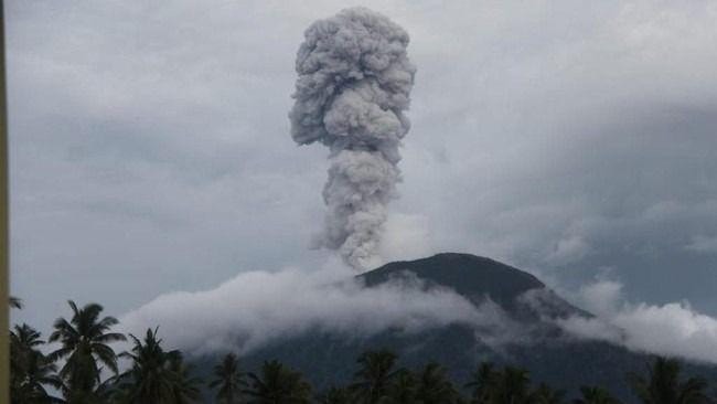 Mount Ibu, located on the island of Halmahera in North Maluku province, Indonesia. (Photo: thestar.com.my) Indonesia’s Ibu volcano erupts, belching 5,000-metre tower of ash -0