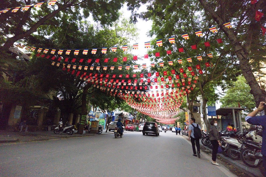 Không khí tưng bừng lễ Phật đản 2024 tại chùa Quán Sứ -1