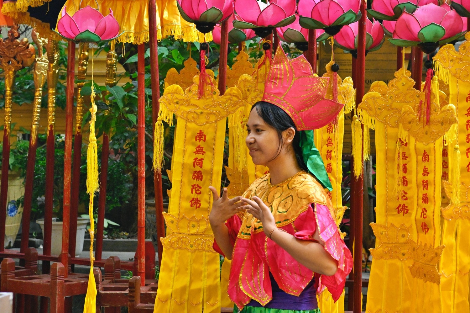 Không khí tưng bừng lễ Phật đản 2024 tại chùa Quán Sứ -1