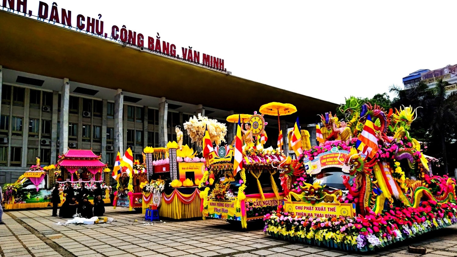 Không khí tưng bừng lễ Phật đản 2024 tại chùa Quán Sứ -0