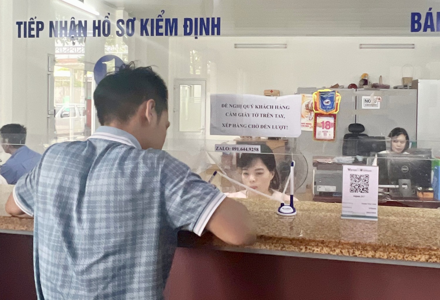 Nhiều trung tâm đăng kiểm ở Hà Nội triển khai thu phí không dùng tiền mặt -0