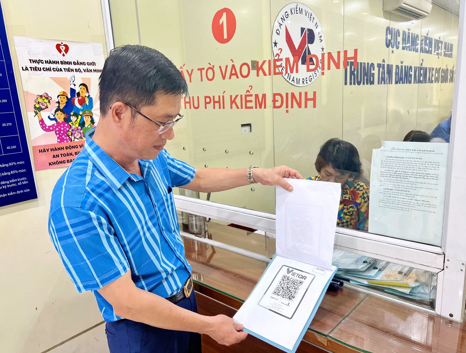Nhiều trung tâm đăng kiểm ở Hà Nội triển khai thu phí không dùng tiền mặt -0