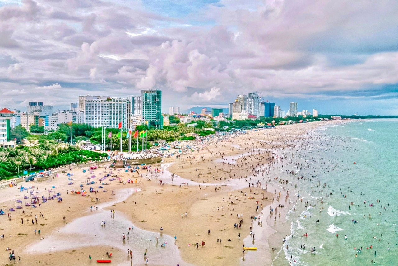 Bà Rịa – Vũng Tàu có bờ biển dài với bãi cát thoải, sạch, nước trong đủ điều kiện phát triển du lịch chất lượng cao