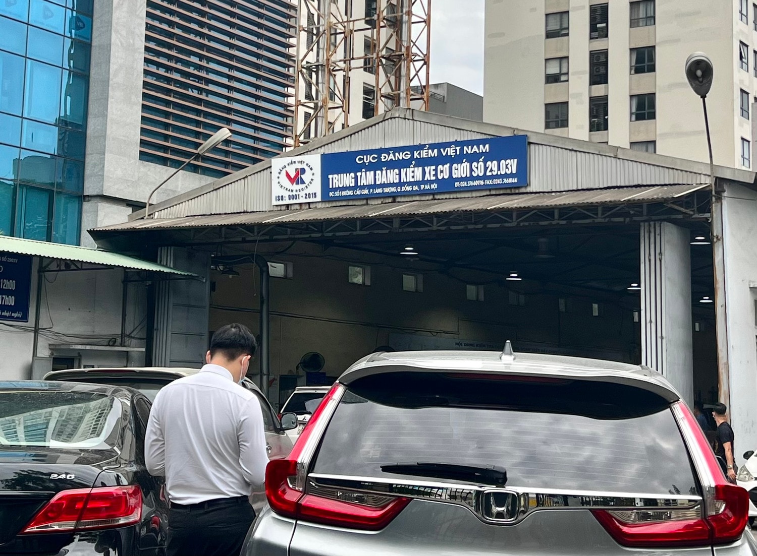 Nhiều trung tâm đăng kiểm ở Hà Nội triển khai thu phí không dùng tiền mặt -0