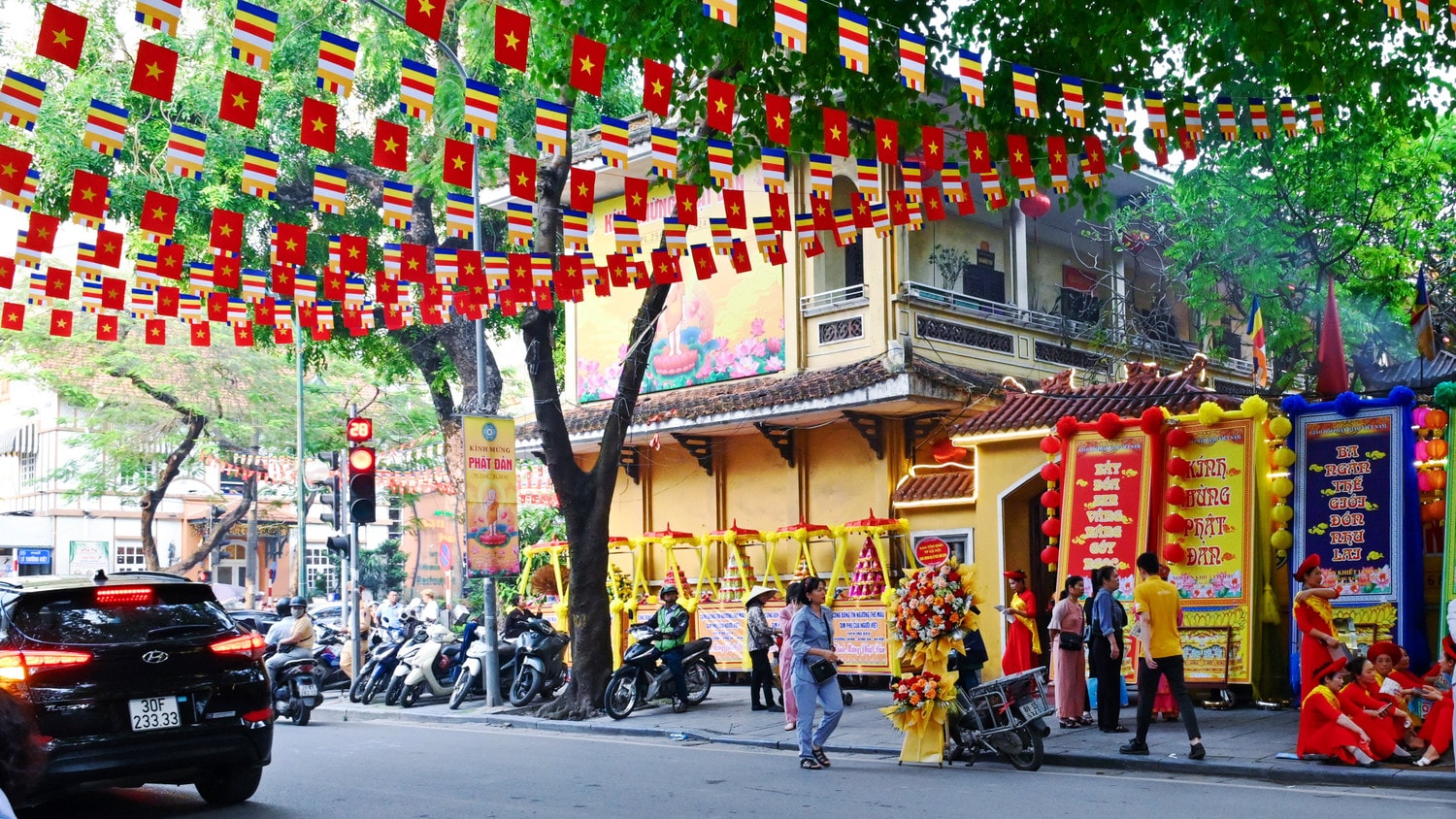 Không khí tưng bừng lễ Phật đản 2024 tại chùa Quán Sứ -0