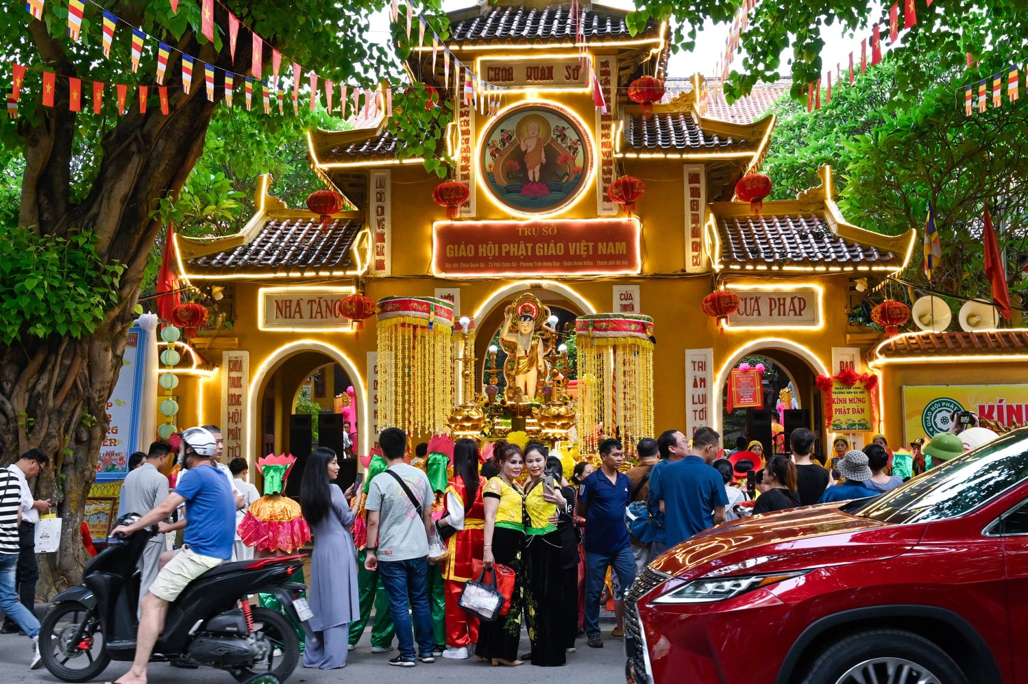 Không khí tưng bừng lễ Phật đản 2024 tại chùa Quán Sứ -0