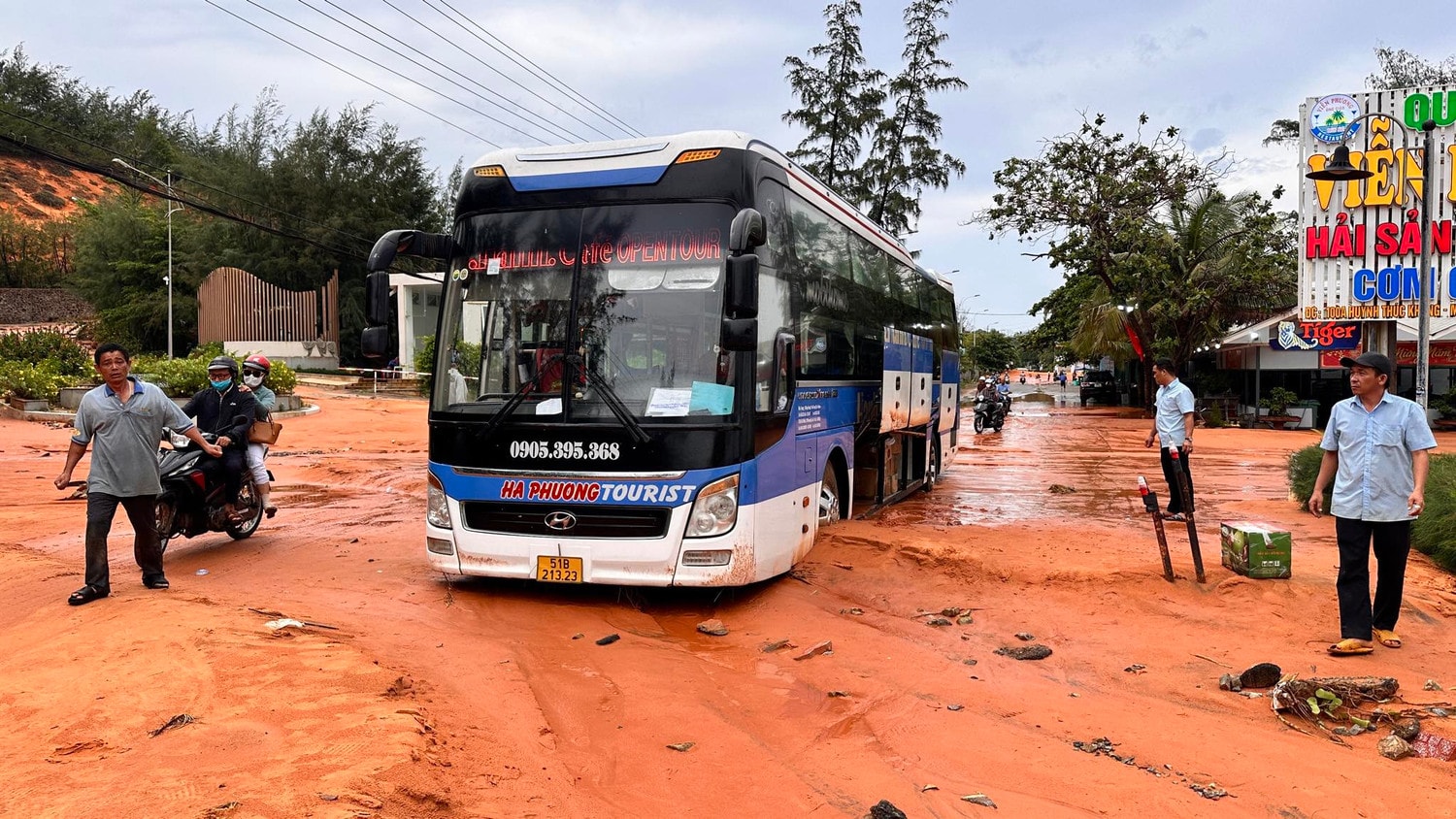 Xe khách giường nằm 52 bị lũ cát vùi lún bánh xe