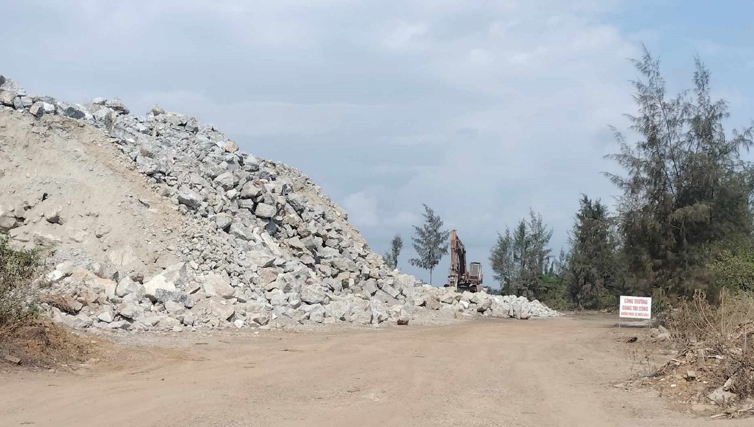 Nhiều ẩn khuất trong vụ hàng ngàn m3 đá không hóa đơn, chứng từ tập kết ở Kỳ Hà (bài 1) -0