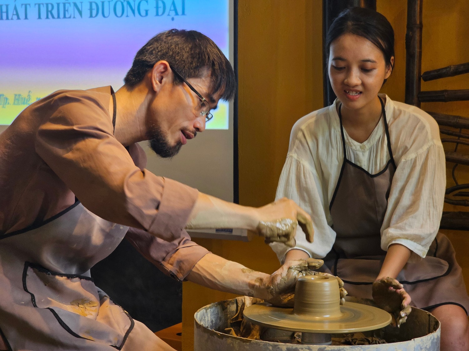 Nghệ nhân làng gốm Phước Tích (Thừa Thiên Huế) trình diễn nghệ thuật vuốt gốm bên lề hội thảo - Ảnh: Nhật Minh