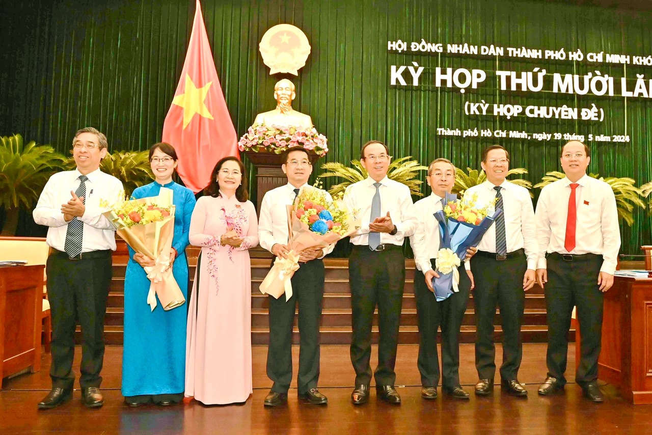 Lãnh đạo TP. Hồ Chí Minh chúc mừng các Phó Chủ tịch mới. Ảnh: HĐND TP