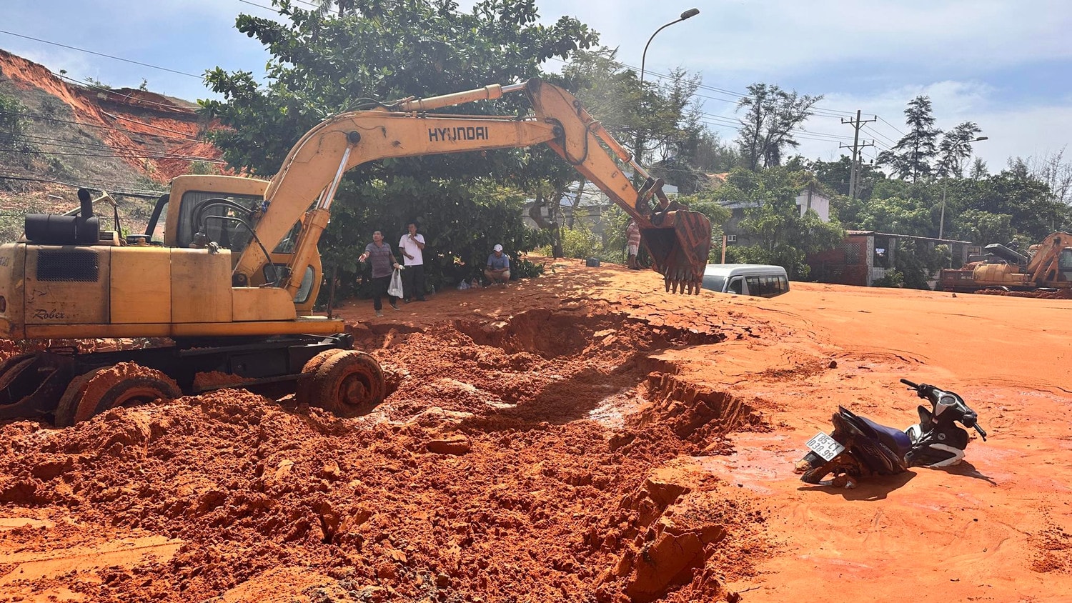 Bình Thuận: Lũ cát đỏ vùi lấp nhà, ô tô trên nhiều tuyến đường tại TP. Phan Thiết ảnh 7