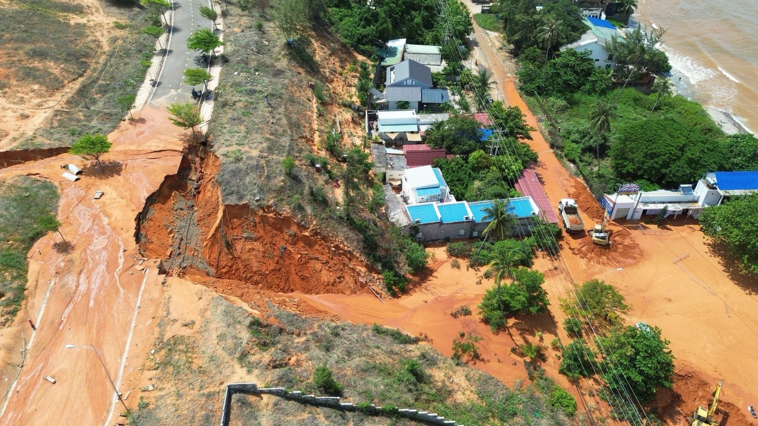 Bình Thuận: Lũ cát đỏ vùi lấp nhà, ô tô trên nhiều tuyến đường tại TP. Phan Thiết