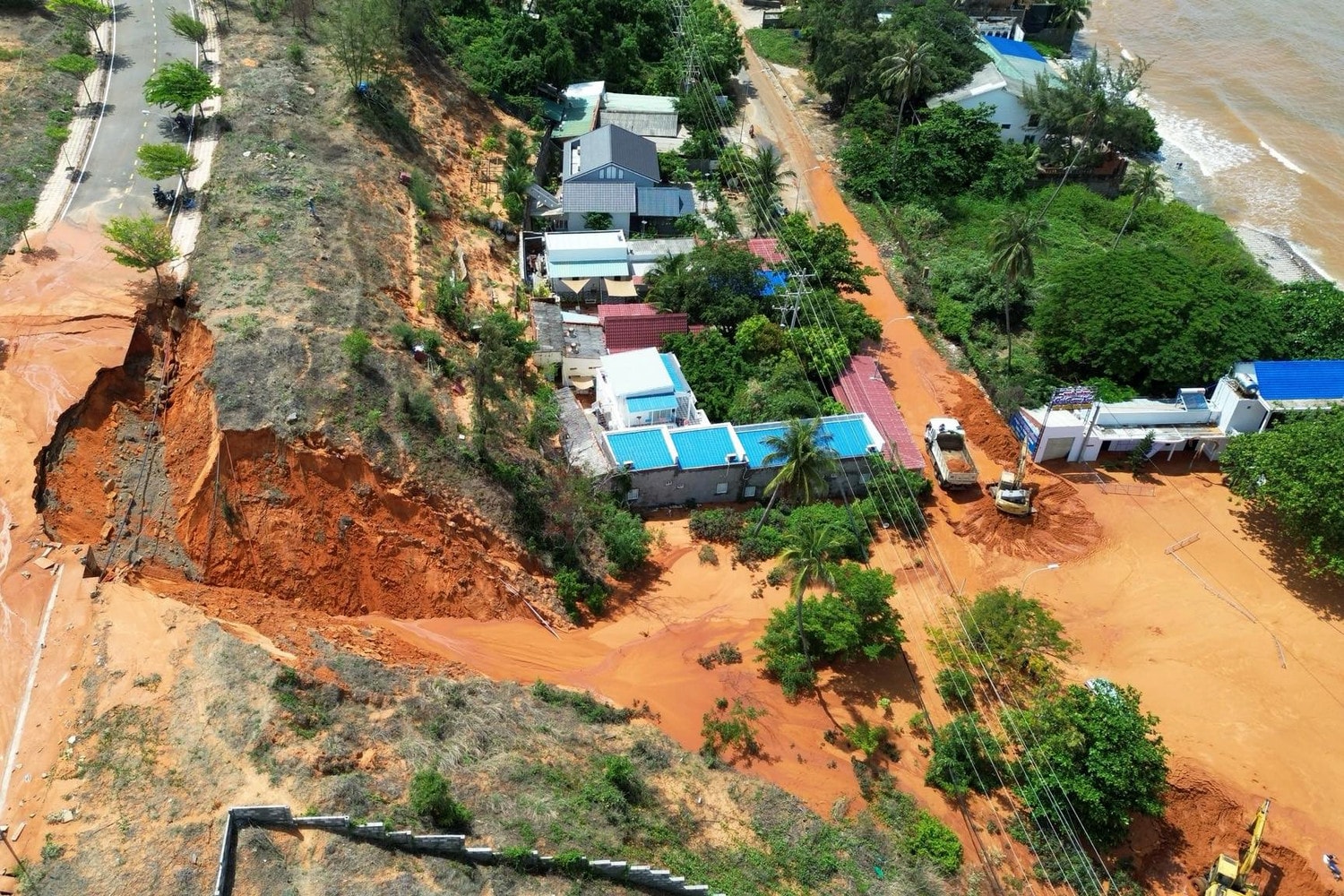 Bình Thuận: Lũ cát đỏ vùi lấp nhà, ô tô trên nhiều tuyến đường tại TP. Phan Thiết