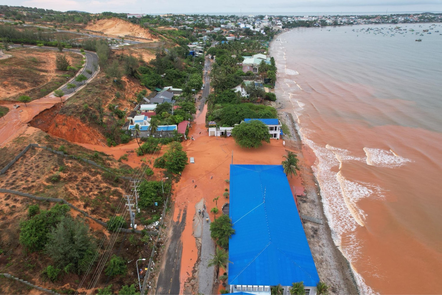 Khu vực lũ cát đỏ tràn xuống đường Huỳnh Thúc Kháng, phường Mũi Né, TP. Phan Thiết