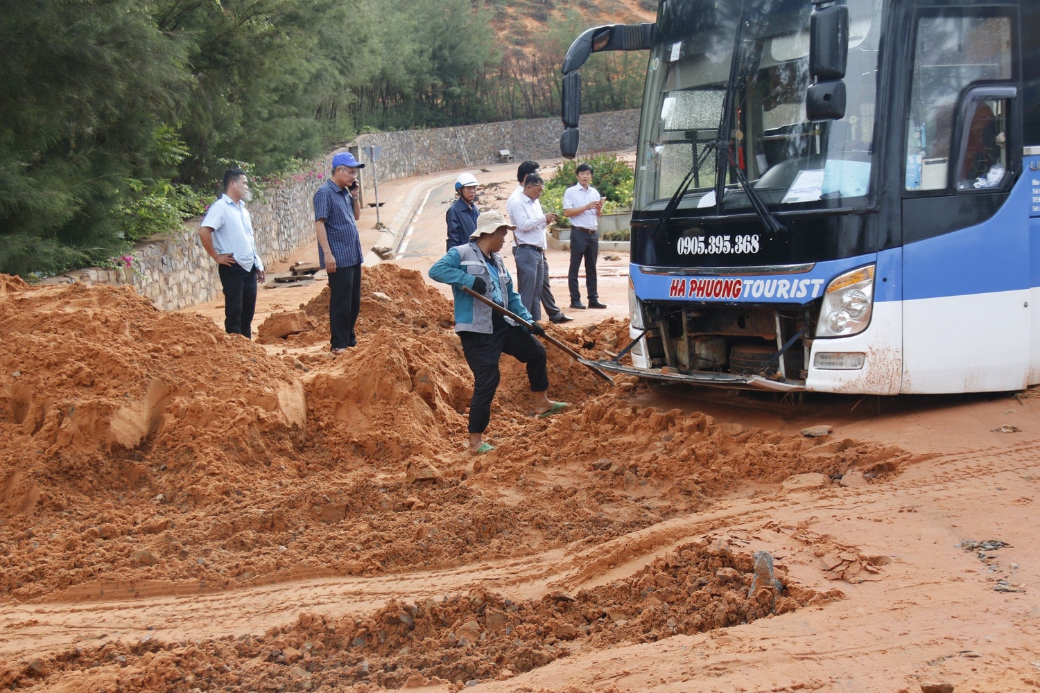 Mưa lớn gây sạt lở cát, vùi lấp nhiều phương tiện trên tuyến đường ven biển ở Bình Thuận