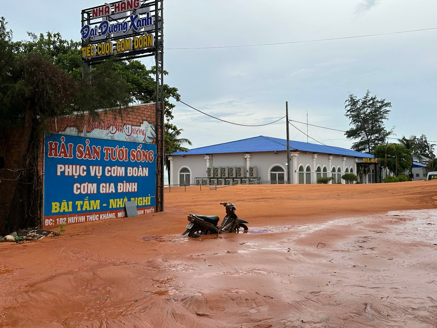 Mưa lớn gây sạt lở cát, vùi lấp nhiều phương tiện trên tuyến đường ven biển ở Bình Thuận
