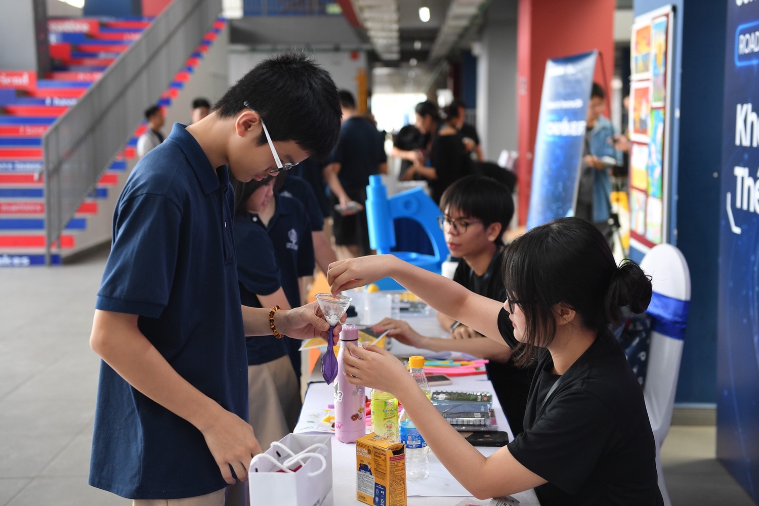 Học sinh hào hứng tham gia các hoạt động thí nghiệm khoa học tại sự kiện 3 triệu học sinh phía Nam có cơ hội tham gia cuộc thi Solve for Tomorrow 2024 của Samsung -0