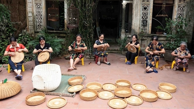 Nguồn vốn giải quyết việc làm đã tiếp lửa làng nghề phát triển. Ảnh: Trần Việt