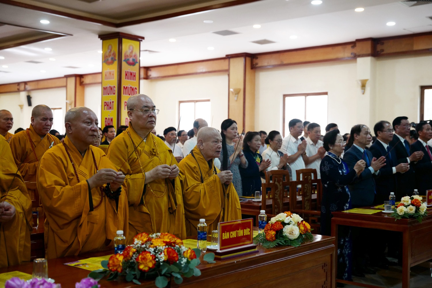 Các đại biểu thực hiện nghi thức dâng hương tại Đại lễ Phật đản Đại lễ Phật đản 2024: “Tâm bình thế giới bình” -0