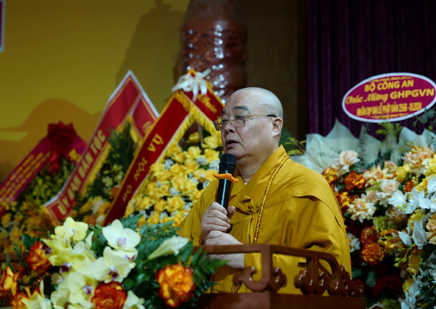 Phó Chủ tịch Thường trực Hội đồng Trị sự Giáo hội Phật Giáo Việt Nam Trưởng lão Hòa Thượng Thích Thanh Nhiễu cung tuyên diễn văn Phật đản Phật lịch 2568 - Dương lịch 2024 Đại lễ Phật đản 2024: “Tâm bình thế giới bình” -0