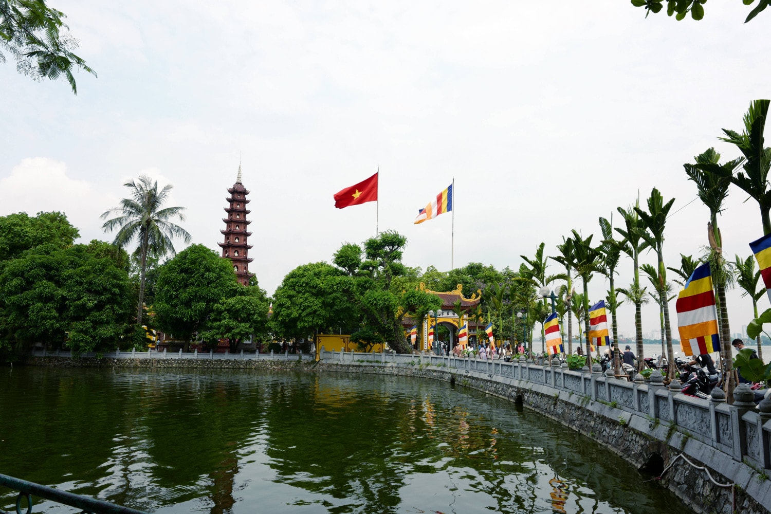 Đông đảo Phật tử đến thắp hương, lễ Phật tại chùa Trấn Quốc Đại lễ Phật đản 2024: “Tâm bình thế giới bình” -0