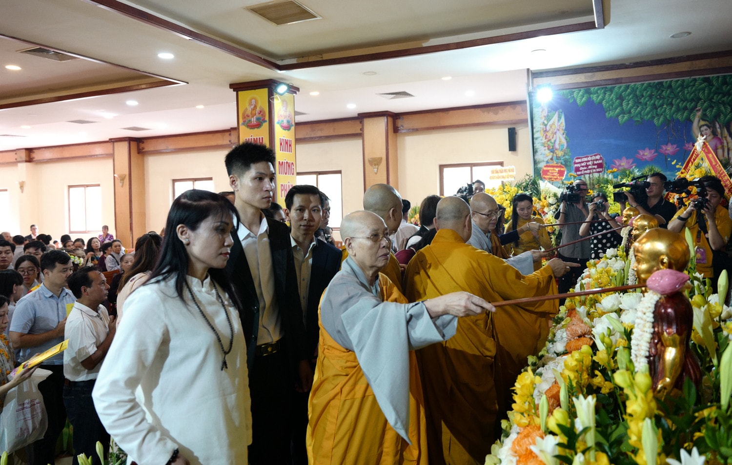Các đại biểu tham dự Đại lễ Phật đản 2024, tại chùa Quán Sứ Đại lễ Phật đản 2024: “Tâm bình thế giới bình” -1