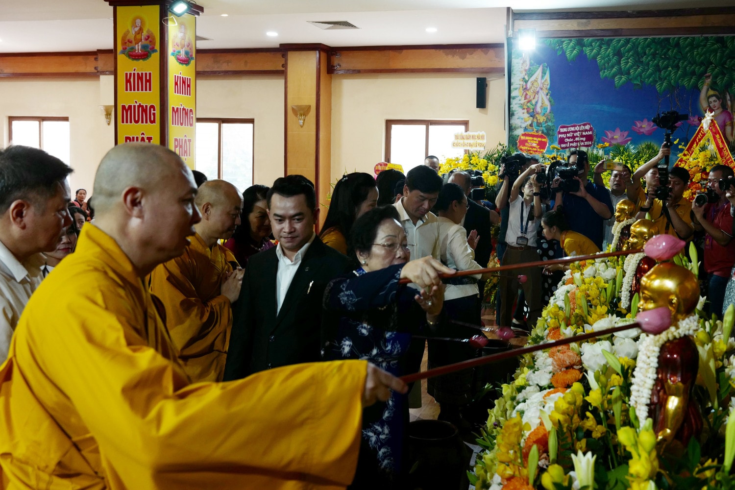 Nguyên Phó Chủ tịch nước Nguyễn Thị Doan cùng các đại biểu và các tăng, ni phật tử thực hiện nghi thức tắm phật tại Đại lễ Phật đản 2024 Đại lễ Phật đản 2024: “Tâm bình thế giới bình” -0