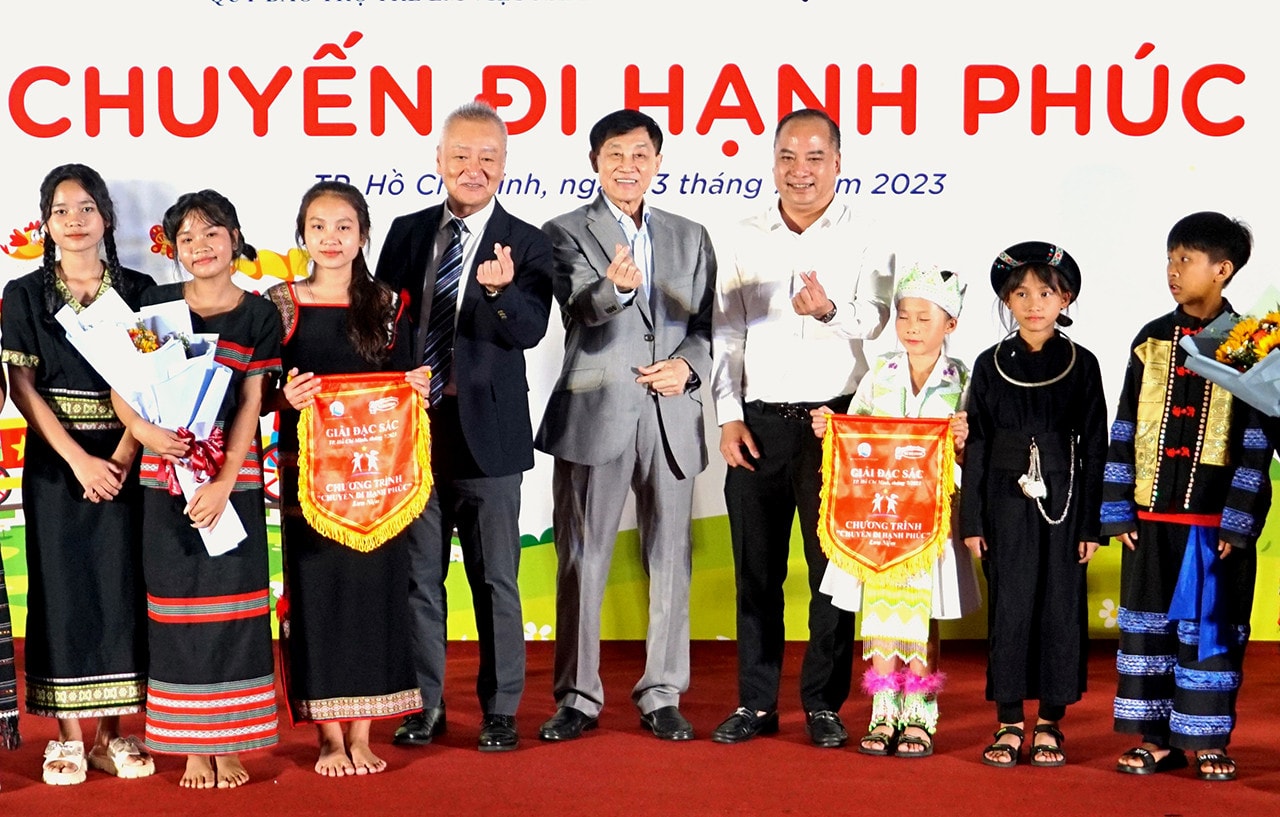 Ông Johnathan Hạnh Nguyễn trong hành trình “Chuyến đi hạnh phúc" cùng trẻ em có hoàn cảnh khó khăn trên cả nước Ông Johnathan Hạnh Nguyễn: “Tôi luôn nhìn lại chặng đường mình đi vào ngày này”
