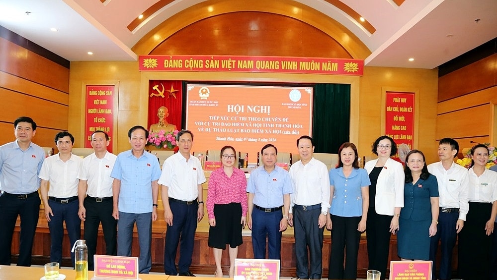 Đoàn ĐBQH tỉnh Thanh Hóa tiếp xúc với cử tri ngành bảo hiểm xã hội tỉnh về dự thảo Luật Bảo hiểm xã hội (sửa đổi). Ảnh: Quốc Hương