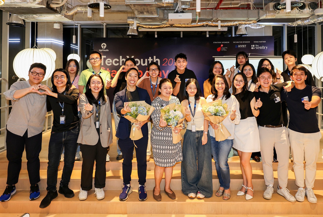 ảnh khai mạc vườn ươm của upyouth 2024 (minh đứng hàng đầu, đứng thứ 2 từ phải sang trái) (1) (1).jpeg -0