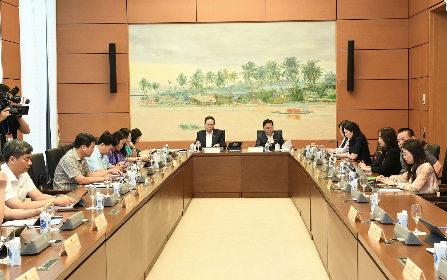 Legislators are discussing in groups the results obtained in the implementation of the socio-economic development and state budget plans for 2023. Photo: Lam Hien Legislators to opine on results of socio-economic development plan -0
